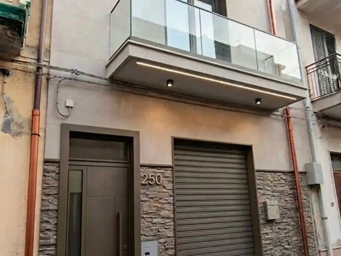 Casa con 13 locali in vendita in Via Carolina, Giarre