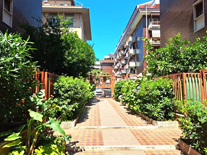 Appartamento trilocale in vendita in Viale dei Promontori, Roma