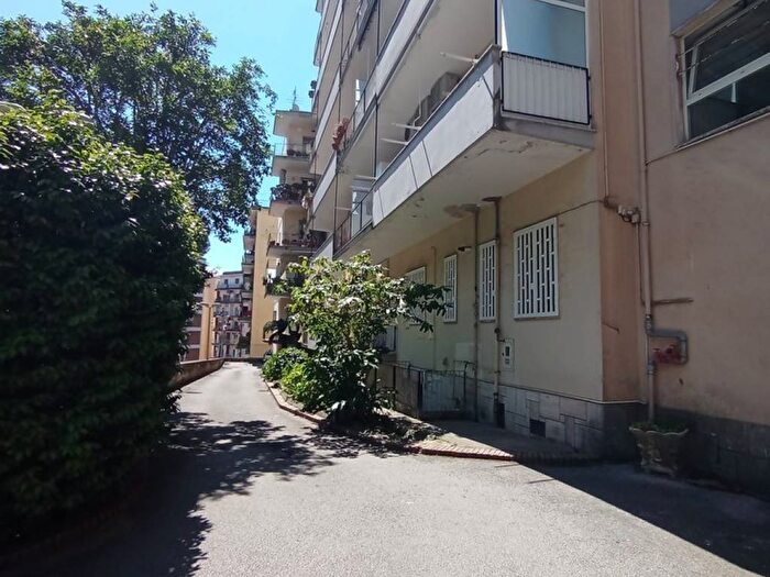 Appartamento con 5 locali in affitto in Via Michelangelo Naccherino, Arenella, Napoli