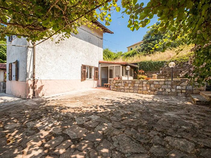 Casa quadrilocale in vendita in Salita alla Costa di Molassana, Genova