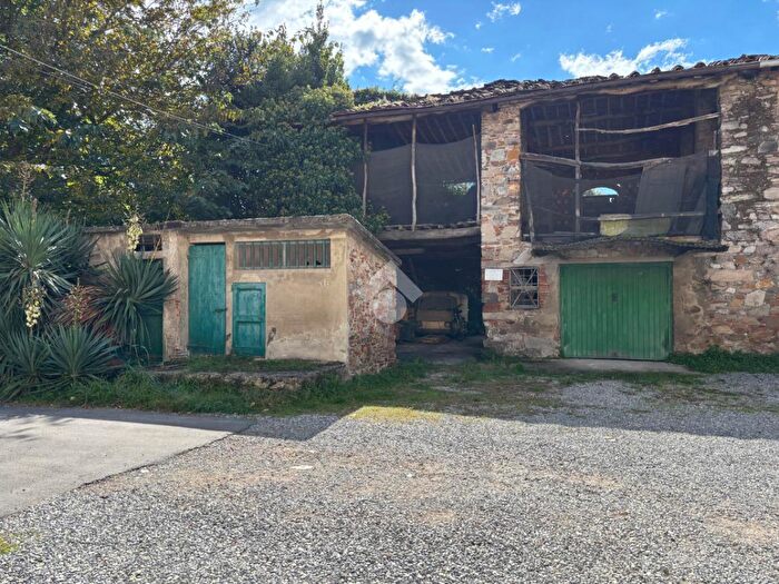 Casa quadrilocale in vendita in Via per Corte Ceci, Lucca