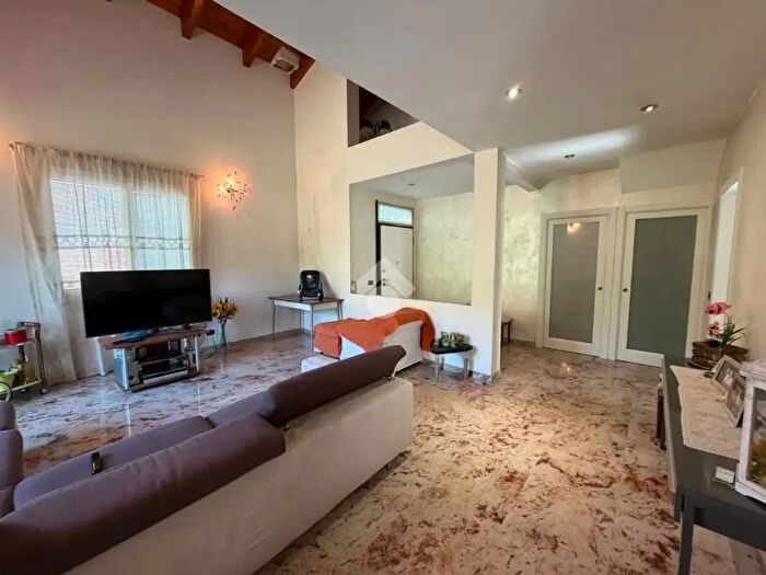 Casa con 6 locali in vendita in Via Fratelli Cervi, Quattro Castella
