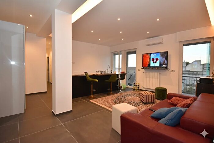 Appartamento con 10 locali in vendita in Via a Volta, Nardo