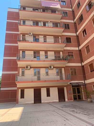 Appartamento con 9 locali in vendita in Via Nicola Calandra, Benevento