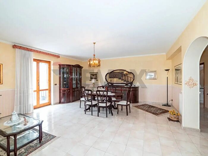 Appartamento con 8 locali in vendita in Via Empedocle di Agrigento, Aci SantAntonio