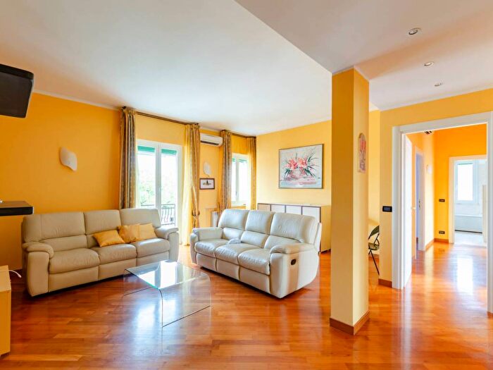 Appartamento con 5 locali in affitto in Via Montani, Quarto, Genova