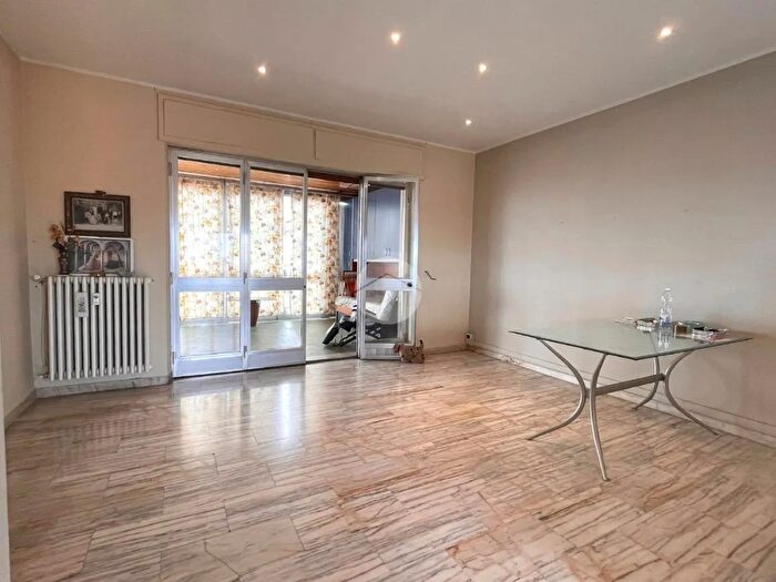 Appartamento con 5 locali in vendita in Via Pascoli Giovanni, Asti