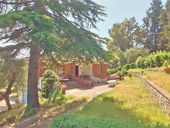 Casa con 10 locali in vendita in Collesalvetti