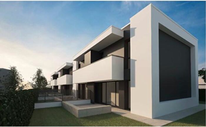 Casa con 5 locali in vendita in Via Giuliano Cassiani, Modena