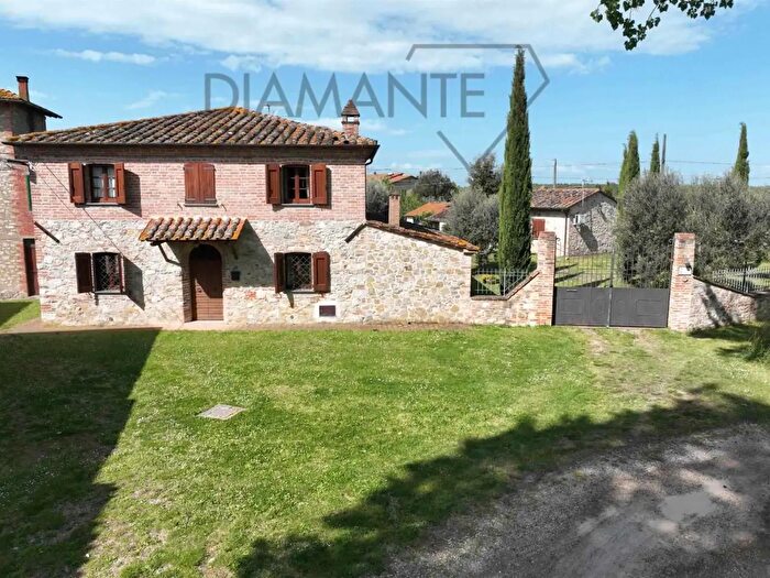 Casa con 9 locali in vendita in Castiglione Del Lago