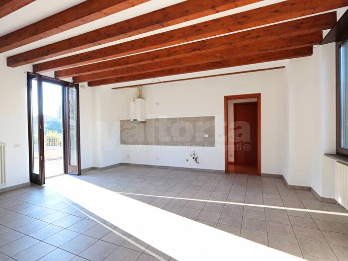 Appartamento bilocale in affitto in Via Cesare Battisti, Albiate