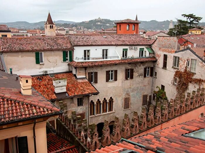 Appartamento con 6 locali in vendita in Via Carlo Cattaneo, Verona