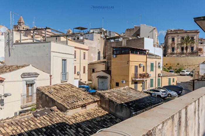Appartamento quadrilocale in vendita in Via Nicolò Mandalà, Noto