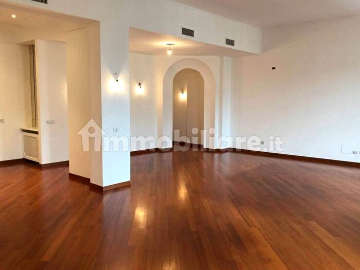 Appartamento trilocale in affitto in Viale Luigi Majno, Palestro, Milano