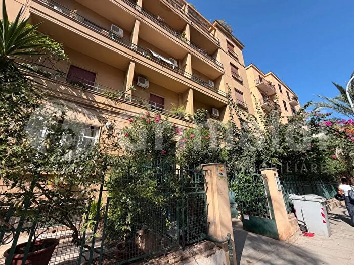 Appartamento con 7 locali in vendita in Viale Regina Margherita, Palermo