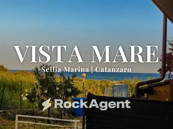 Appartamento trilocale in vendita in Via delle Dalie, Sellia Marina