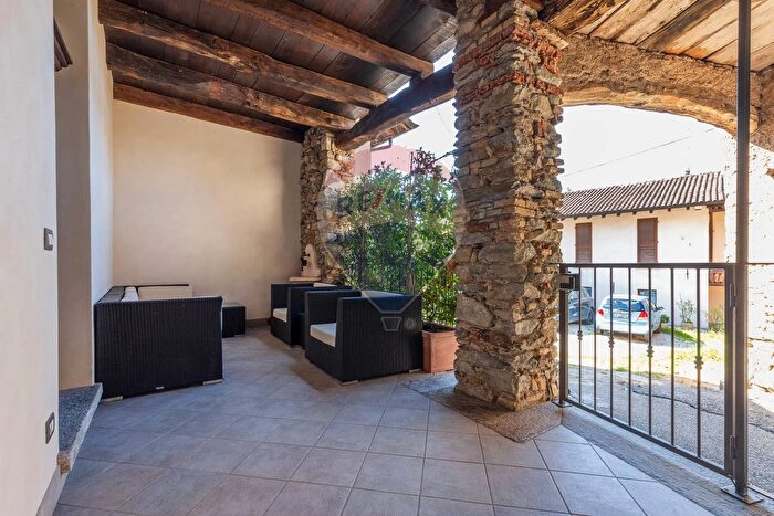 Appartamento bilocale in vendita in Via Scirello, Luvinate