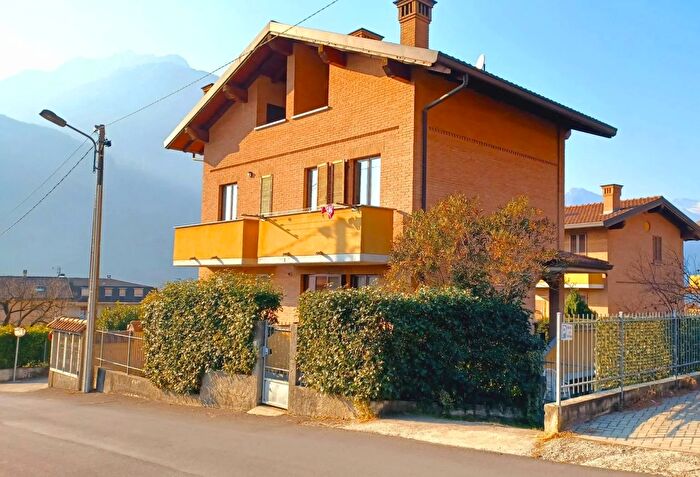 Casa trilocale in vendita in Via Ligoncio Novate Mezzola, Novate Mezzola