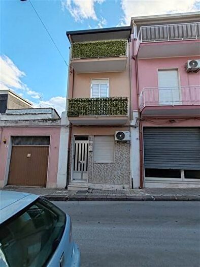 Casa con 6 locali in vendita in Solarino