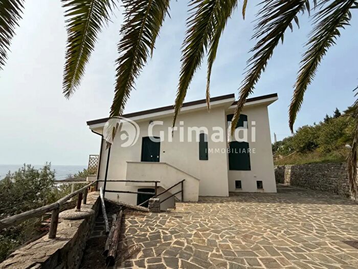 Casa con 8 locali in vendita in Via Campo di Mare Snc, Pollica