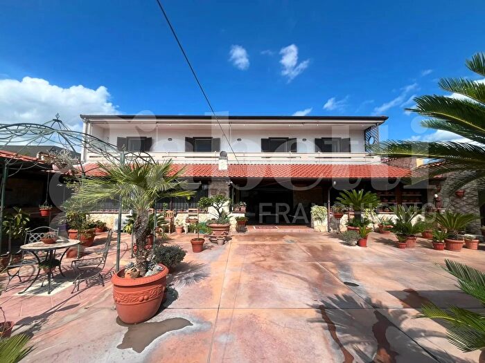 Casa con 6 locali in vendita in Via Contrada Agnena, Vitulazio