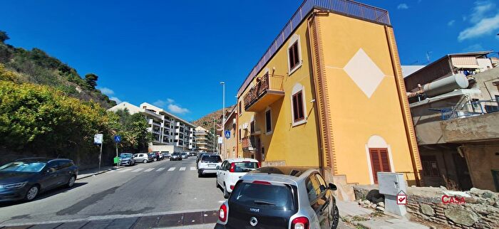 Appartamento con 5 locali in vendita in Via Comunale Camaro, Messina