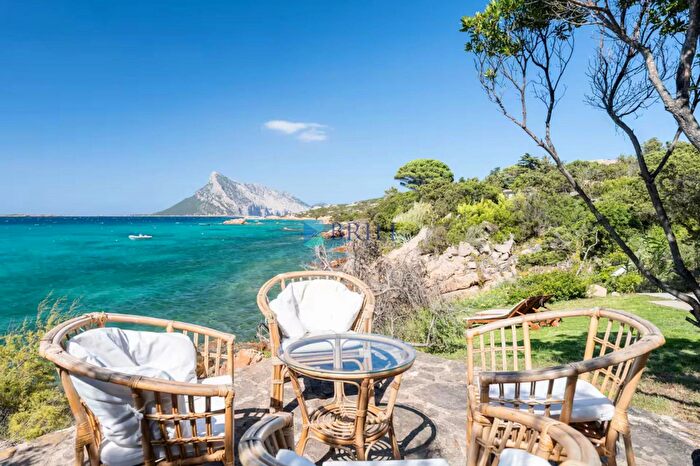 Casa con 7 locali in vendita in San Teodoro