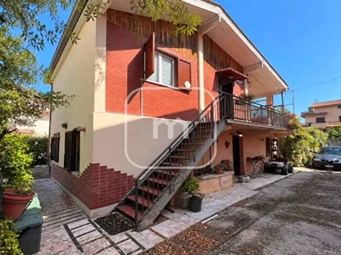 Casa con 5 locali in vendita in Via delle Libellule, Roma