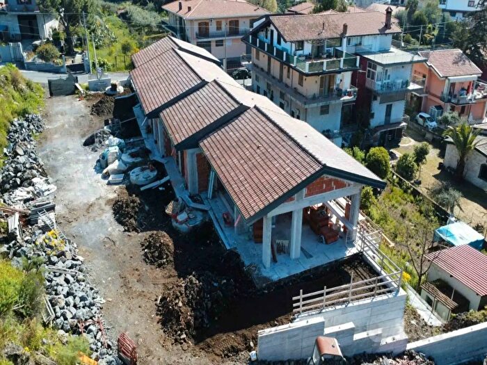 Casa quadrilocale in vendita in Via Luigi Capuana, Trecastagni