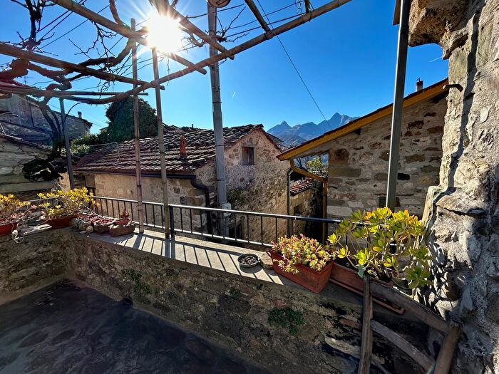 Casa con 9 locali in vendita in Località Luscignano, Casola In Lunigiana