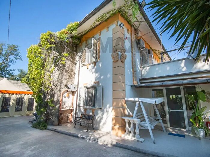Casa con 7 locali in vendita in Via Strada Vecchia, Chieti