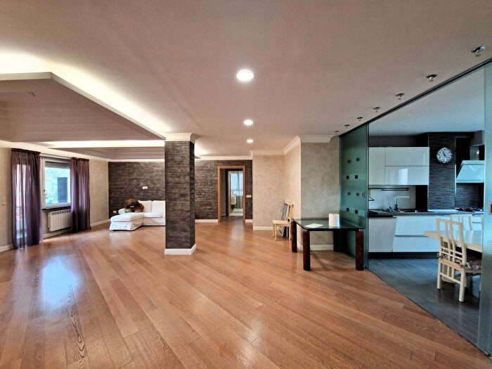 Appartamento con 6 locali in affitto in Via Luigi Amedeo Melegari, Fleming, Roma