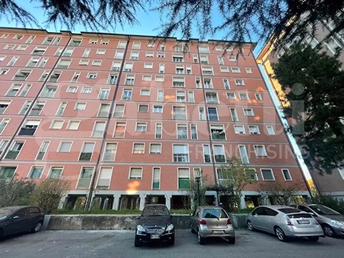 Appartamento quadrilocale in vendita in Via Giussani, Milano