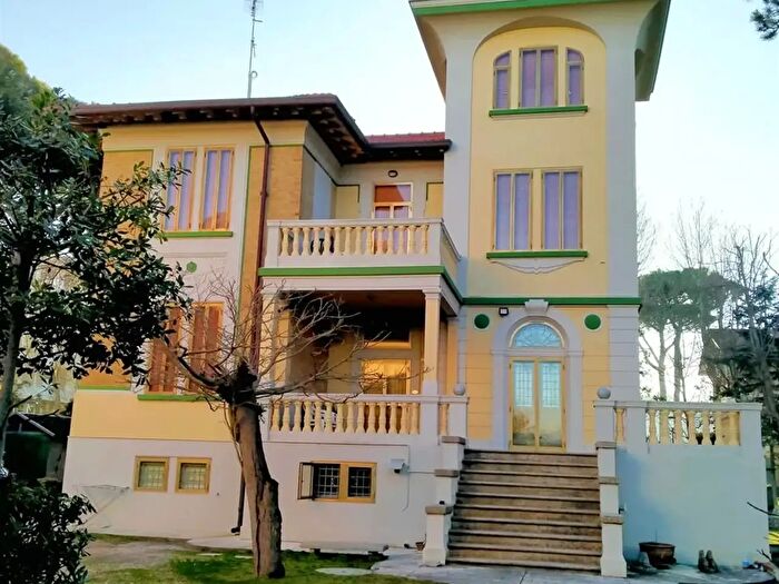 Casa con 12 locali in vendita in Cervia