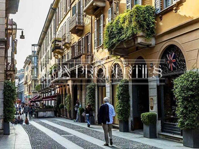 Appartamento quadrilocale in vendita in Via Fiori Chiari, Milano