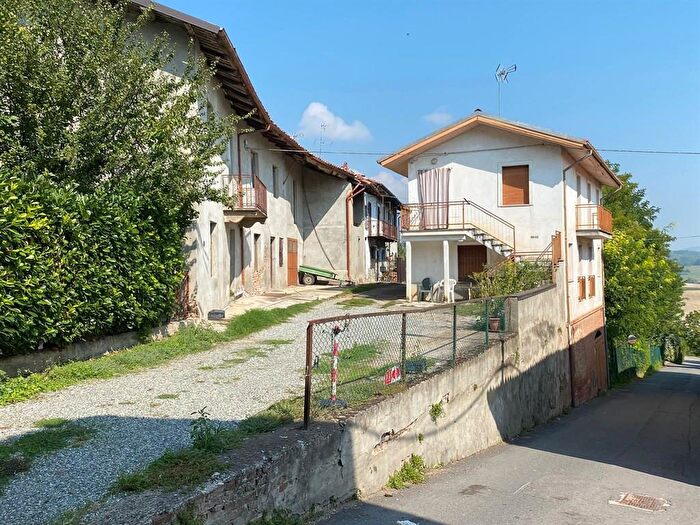 Casa con 8 locali in vendita in Via Milani, Tonco