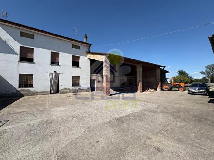 Casa con 6 locali in vendita in Via Centro Sommo, San Daniele Po