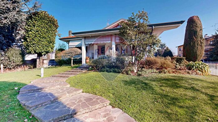 Casa quadrilocale in vendita in Via Roma, Bellinzago Lombardo