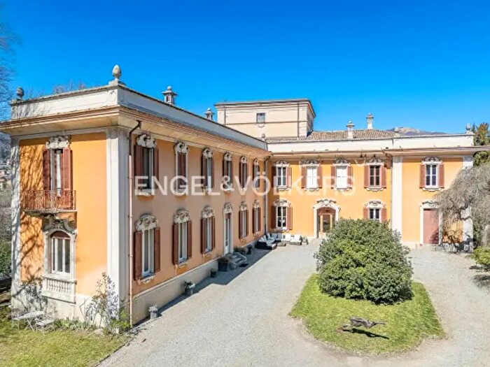 Casa con 6 locali in vendita in Albavilla