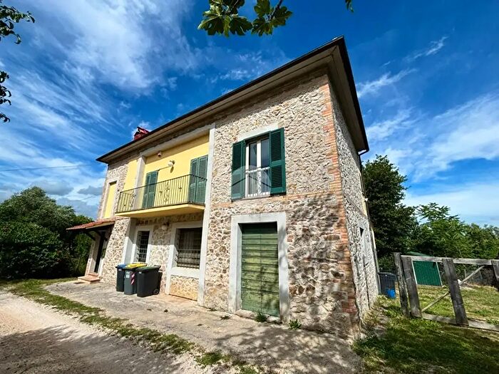 Casa quadrilocale in vendita in Vocabolo Collazzo, Calvi Dell'Umbria