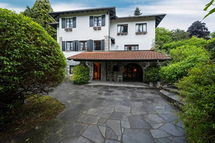 Casa con 12 locali in vendita in Via Sasso Papale, Gignese