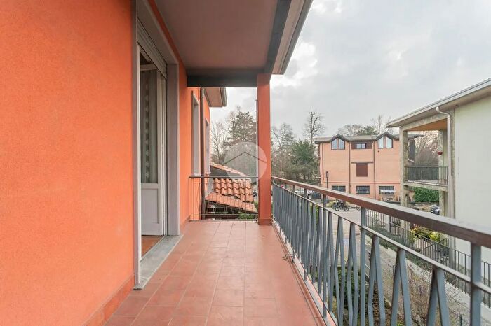 Appartamento quadrilocale in vendita in Viale C Battisti, Vedano Al Lambro