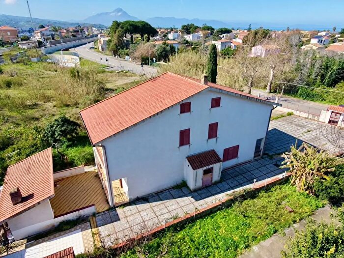 Casa trilocale in vendita in Via delle Salinelle, Lascari