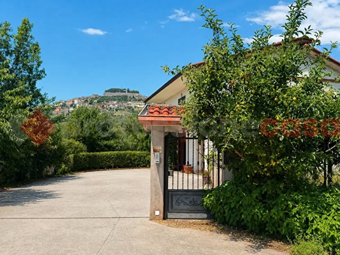 Casa con 5 locali in vendita in Via Valle, Alatri