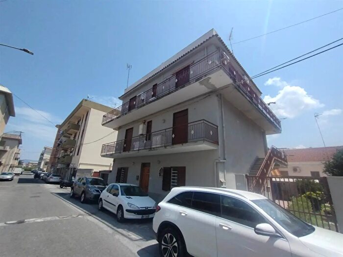 Appartamento trilocale in affitto in Via Giuseppe Garibaldi, Rometta