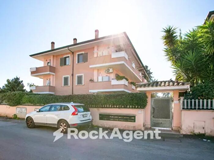 Appartamento trilocale in vendita in Via Lino Liviabella, Roma