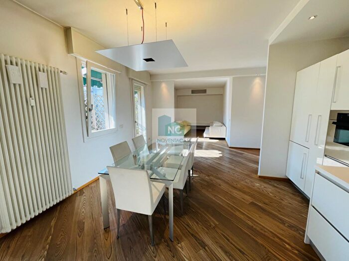 Appartamento con 7 locali in vendita in Via Jacopo Crescini, Padova