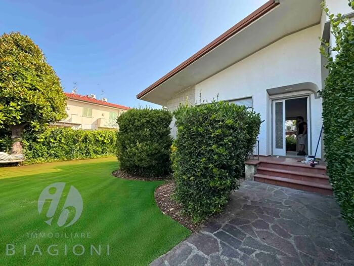 Casa con 7 locali in vendita in Pietrasanta