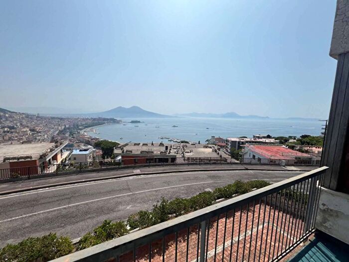 Appartamento con 6 locali in affitto in via STAZIO, Posillipo, Napoli