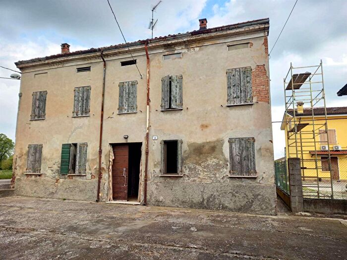 Casa con 6 locali in vendita in Luzzara